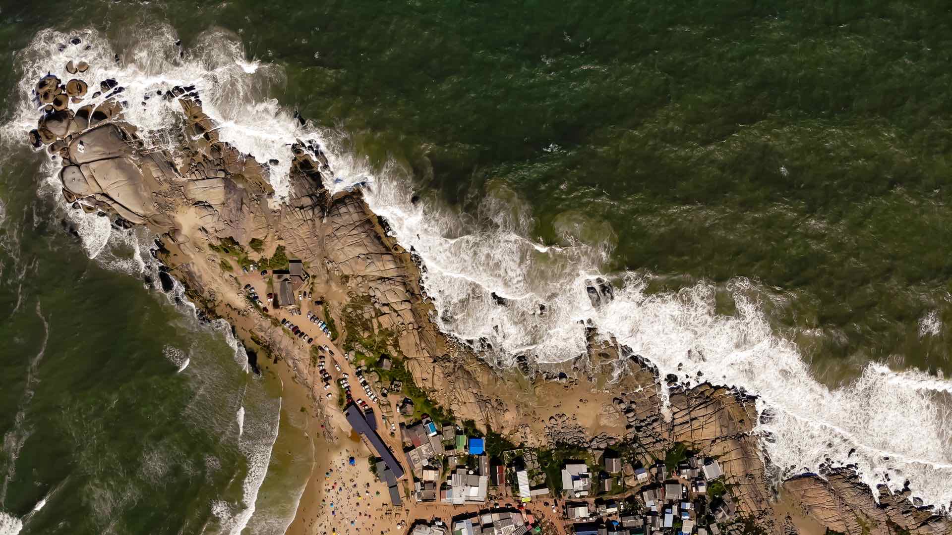 Punta rocosa contra el oleaje
